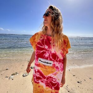 Photo d'une femme sur la plage portant un Punchoté